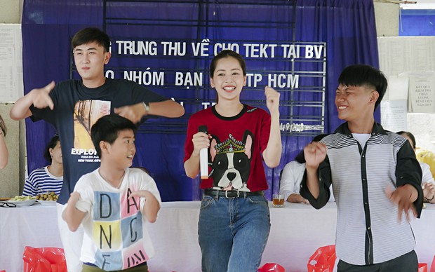 Chi Pu cùng Á hậu Thuỳ Dung đi trao quà cho trẻ em khuyết tật tại Tây Ninh - Ảnh 9.