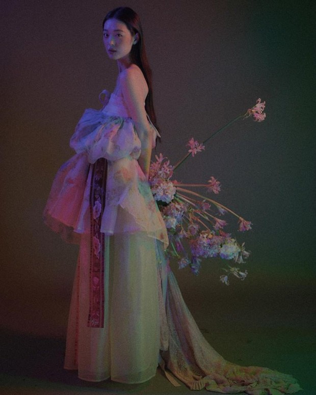 Sulli mặc hanbok cách điệu chụp photoshoot, netizen Hàn vu thành thiếu đứng đắn, chẳng khác gì kỹ nữ thời hiện đại  - Ảnh 1.