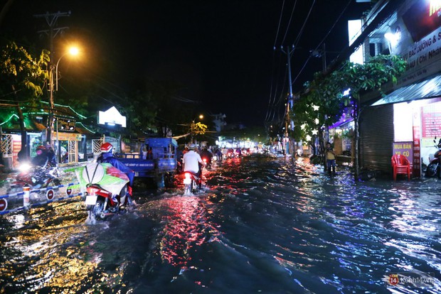 Nữ sinh ở Sài Gòn loạng choạng, suýt té vì ô tô di chuyển tạo sóng trên đường ngập như sông - Ảnh 4.