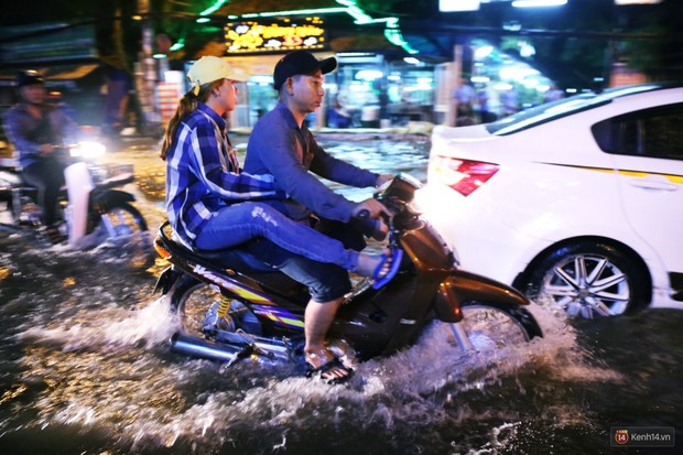 Nữ sinh ở Sài Gòn loạng choạng, suýt té vì ô tô di chuyển tạo sóng trên đường ngập như sông - Ảnh 16.