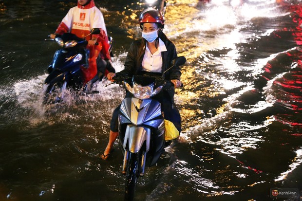 Nữ sinh ở Sài Gòn loạng choạng, suýt té vì ô tô di chuyển tạo sóng trên đường ngập như sông - Ảnh 19.