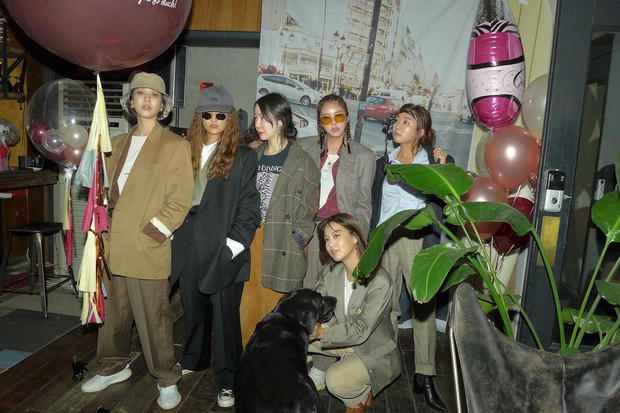 Tiệc sinh nhật chất nhất Kbiz: Tất cả diện đồ retro chụp như tạp chí, diễn viên Kim Sam Soon nổi hơn cả chủ tiệc - Ảnh 7.