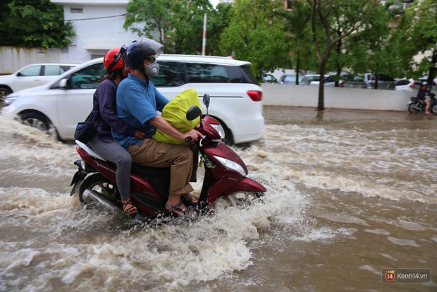 Phố nhà giàu Sài Gòn ngập nặng sau mưa, trẻ em tan học được cõng, bồng để lên xe về nhà - Ảnh 9.