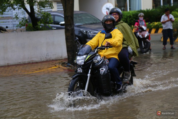 Phố nhà giàu Sài Gòn ngập nặng sau mưa, trẻ em tan học được cõng, bồng để lên xe về nhà - Ảnh 5.