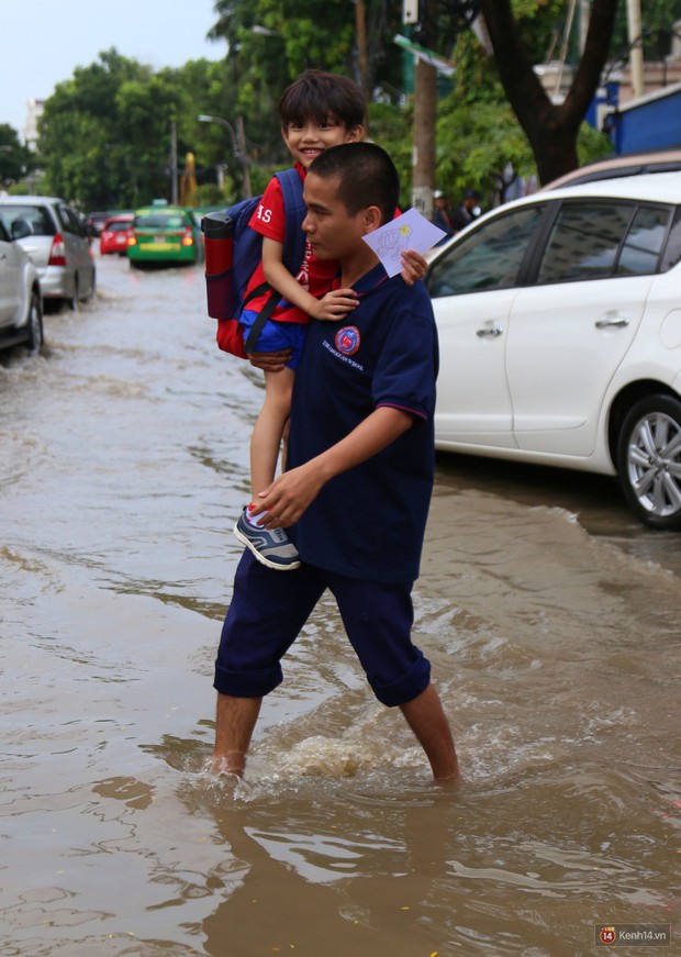 Phố nhà giàu Sài Gòn ngập nặng sau mưa, trẻ em tan học được cõng, bồng để lên xe về nhà - Ảnh 17.