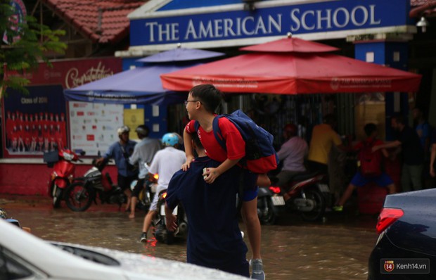 Phố nhà giàu Sài Gòn ngập nặng sau mưa, trẻ em tan học được cõng, bồng để lên xe về nhà - Ảnh 3.