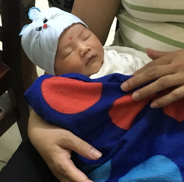 Người nhặt bé sơ sinh bỏ rơi trong chiếc giỏ ở Hà Nội: Tôi vừa sợ, vừa khóc vì hạnh phúc thấy bé còn sống - Ảnh 2.