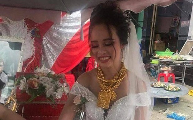 Cô dâu đeo vàng trĩu cổ, kín tay trong ngày cưới: Sau đám cưới đem hết vàng về Đài Loan - Ảnh 1.