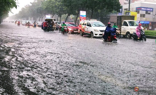 Sài Gòn tiếp tục mưa lớn gây ngập nặng, hành khách lội nước ra vào sân bay Tân Sơn Nhất - Ảnh 7.