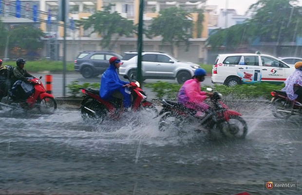 Sài Gòn tiếp tục mưa lớn gây ngập nặng, hành khách lội nước ra vào sân bay Tân Sơn Nhất - Ảnh 18.