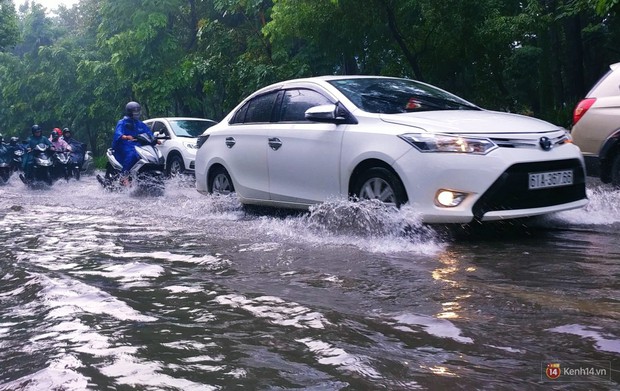 Sài Gòn tiếp tục mưa lớn gây ngập nặng, hành khách lội nước ra vào sân bay Tân Sơn Nhất - Ảnh 5.