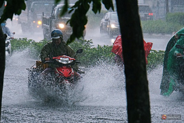 Sài Gòn tiếp tục mưa lớn gây ngập nặng, hành khách lội nước ra vào sân bay Tân Sơn Nhất - Ảnh 16.
