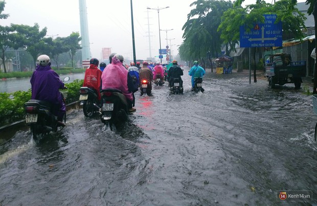 Sài Gòn tiếp tục mưa lớn gây ngập nặng, hành khách lội nước ra vào sân bay Tân Sơn Nhất - Ảnh 13.