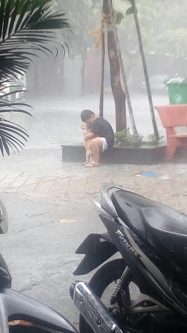 Khoảnh khắc cậu bé ôm lấy chú chó nhỏ giữa cơn mưa: Không sao đâu, có anh ở đây mà! - Ảnh 2.