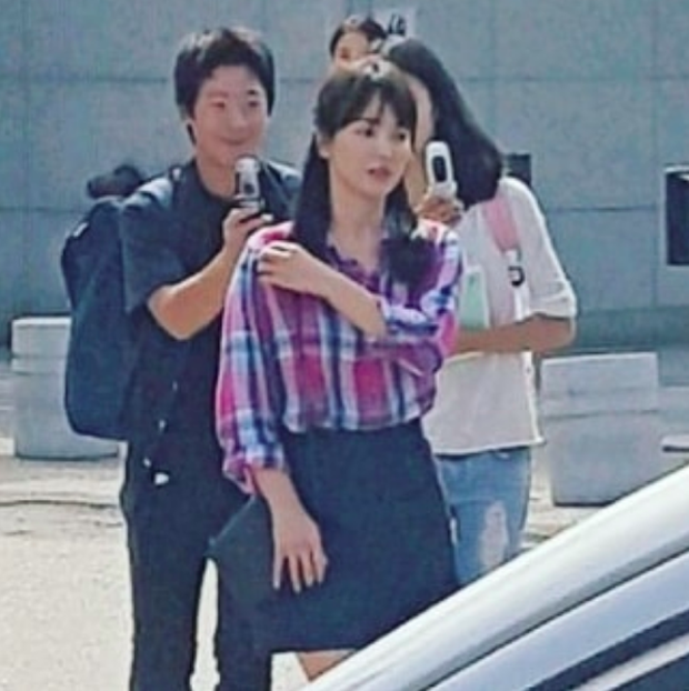 Đóng phim mới, Song Hye Kyo trẻ trung hơn cả thời Hậu Duệ, Park Bo Gum vẫn bổ luống gây tranh cãi - Ảnh 3.