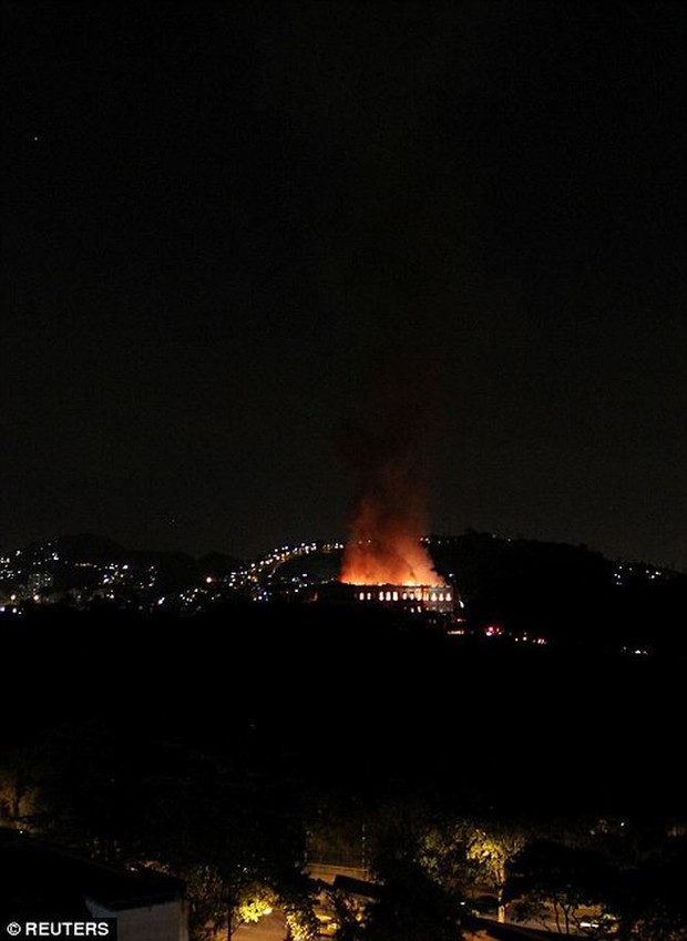 Bảo tàng Quốc gia Brazil chìm trong biển lửa giữa đêm - Ảnh 7.