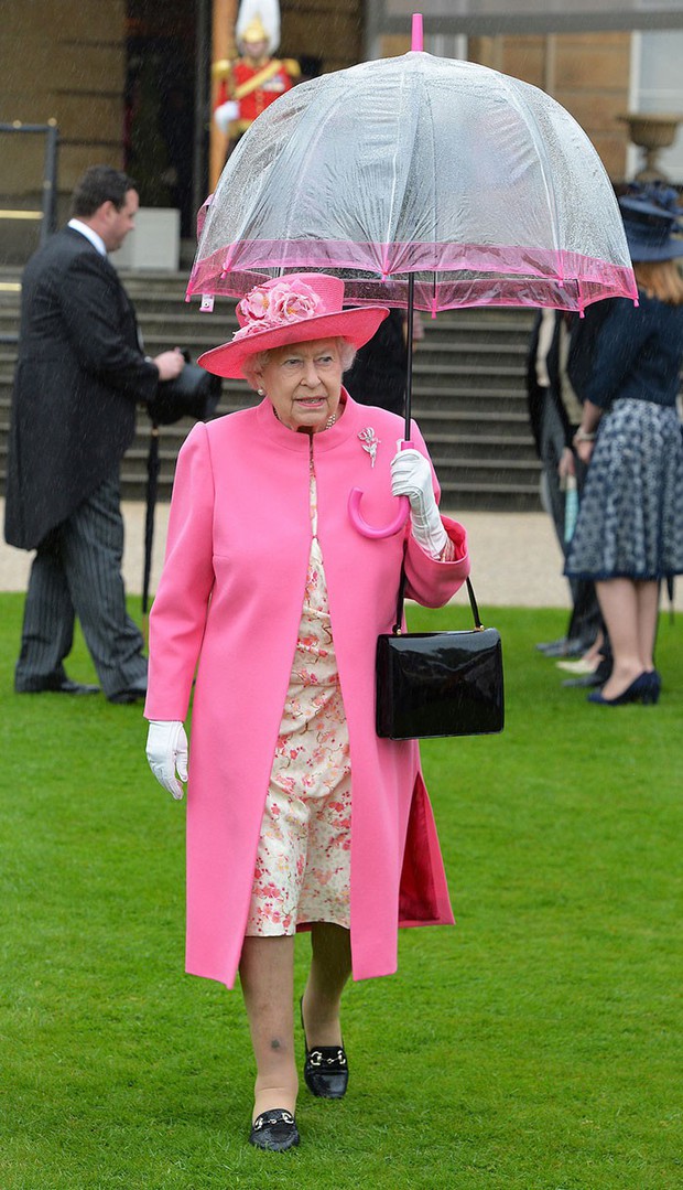 Những hình ảnh chứng tỏ niềm đam mê mãnh liệt của Nữ hoàng Anh với những chiếc ô lồng chim đủ màu sắc - Ảnh 2.