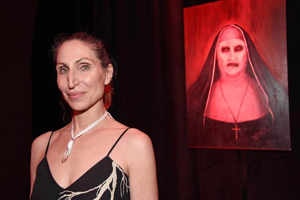 Gương mặt sao nữ đằng sau vai ma sơ Valak trong The Nun: Không cần hóa trang cũng có thể gây ám ảnh! - Ảnh 1.