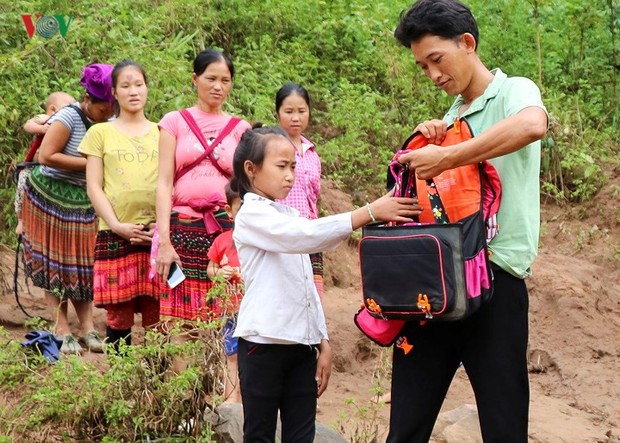 Điện Biên: Vẫn còn cảnh học sinh chui túi nilon vượt suối lũ tới trường - Ảnh 4.