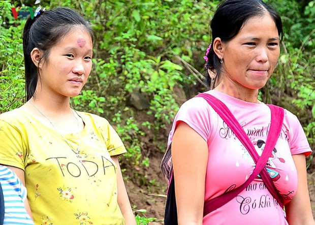Điện Biên: Vẫn còn cảnh học sinh chui túi nilon vượt suối lũ tới trường - Ảnh 11.