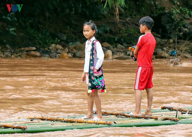 Điện Biên: Vẫn còn cảnh học sinh chui túi nilon vượt suối lũ tới trường - Ảnh 17.