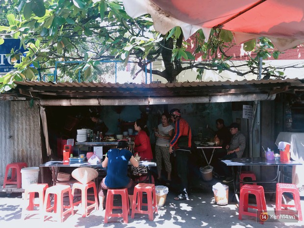 Nếm vị thời gian của một Sài Gòn bình dân ở quán cháo lòng 41 tuổi - Ảnh 2.