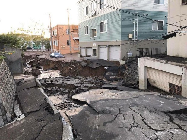 Hình ảnh: Nhật Bản hoang tàn, đổ nát sau liên tiếp siêu bão Jebi và động đất 6 độ Richter ở Hokkaido - Ảnh 6.