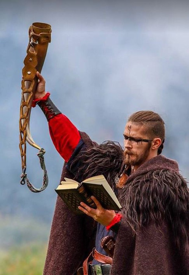 Cặp đôi Na Uy tổ chức đám cưới với thuyền chiến và cắt máu ăn thề theo đúng chuẩn Viking - Ảnh 3.