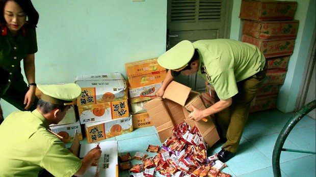 Hàng ngàn bánh trung thu siêu rẻ của Trung Quốc bị thu giữ ở Hà Nội - Ảnh 3.