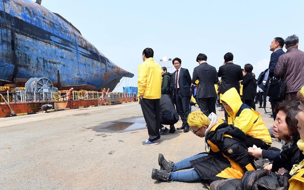 Hàn Quốc đưa thảm kịch chìm phà Sewol bi thương lên phim - Ảnh 2.