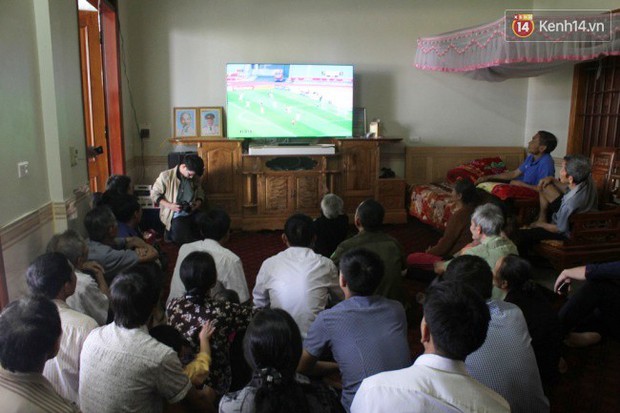 Chùm ảnh: Những cảm xúc vui buồn nghẹt thở của gia đình Công Phượng trong trận bán kết lịch sử của U23 Việt Nam - Ảnh 2.