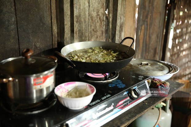 Không khí nô nức trong gian bếp khi bà con, hàng xóm tụ họp chuẩn bị bữa cơm đón Hoa hậu HHen Niê về nhà - Ảnh 3.