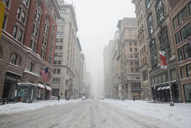 New York như “hành tinh khác” trong trận bão tuyết khiến nước Mỹ lạnh hơn sao Hỏa - Ảnh 1.