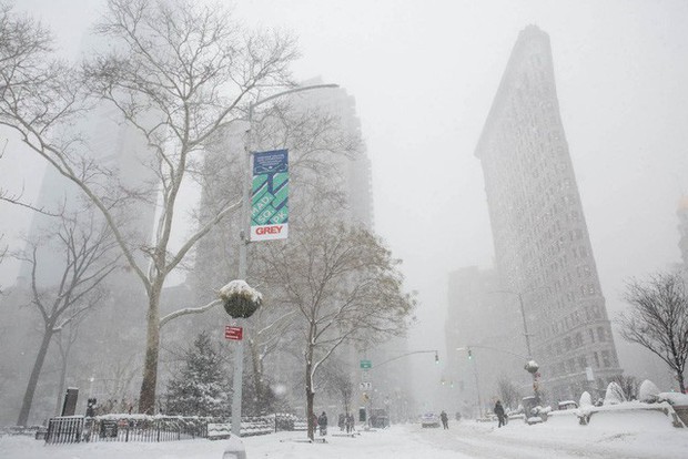 New York như “hành tinh khác” trong trận bão tuyết khiến nước Mỹ lạnh hơn sao Hỏa - Ảnh 2.