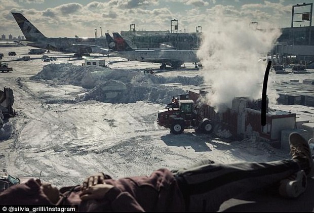 Khung cảnh hỗn loạn tại sân bay JFK sau bom bão tuyết: Hơn 6000 chuyến bay bị hủy bỏ, 2 vụ va chạm máy bay xảy ra - Ảnh 10.