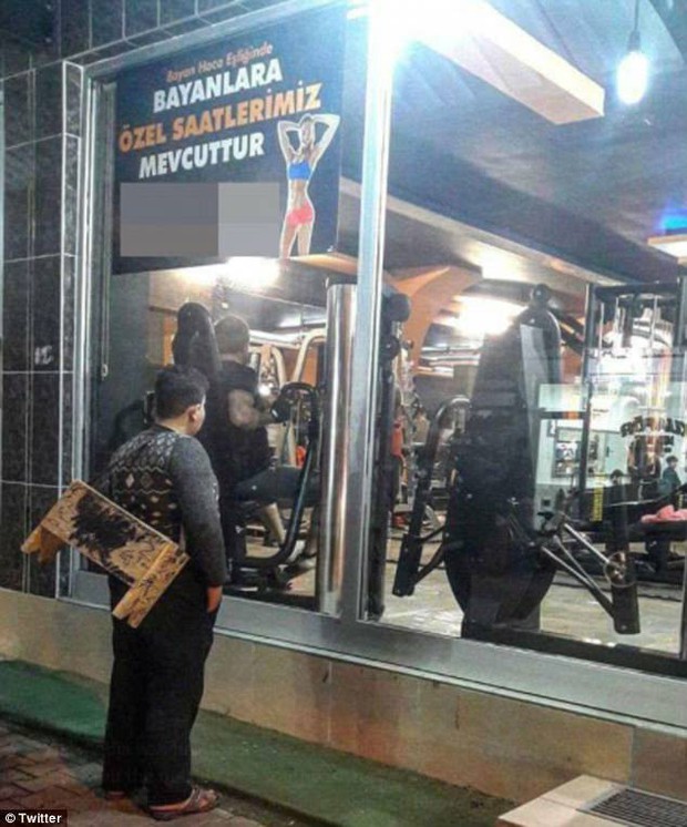 Chú bé đánh giày đứng ngoài phòng gym, người chủ phòng tập quyết định làm điều khiến bao người xúc động - Ảnh 1.
