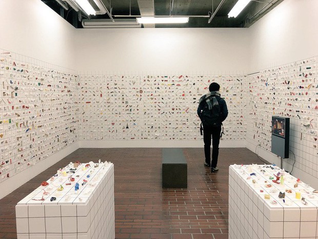 Anh bồi bàn Nhật Bản mở triển lãm Origami nhờ thu nhặt 13.000 vỏ đũa dùng một lần - Ảnh 1.