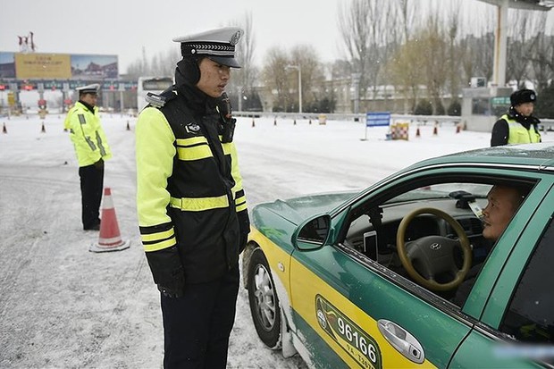 Ảnh: Trung Quốc chống chọi với tuyết lạnh rơi dày cản trở giao thông - Ảnh 12.