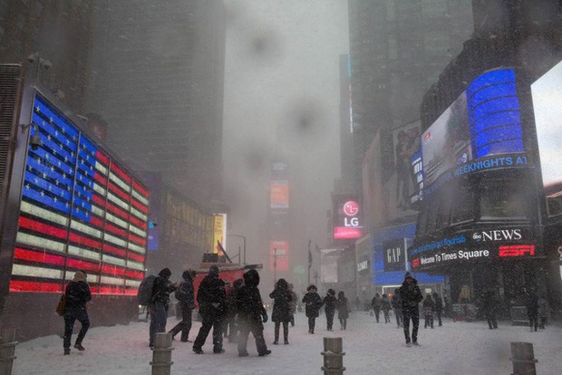 New York như “hành tinh khác” trong trận bão tuyết khiến nước Mỹ lạnh hơn sao Hỏa - Ảnh 5.