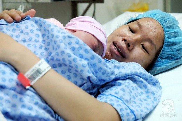 Bà mẹ 24 tuổi ở Sài Gòn sinh bé gái ngay thời khắc đầu tiên của năm 2018 - Ảnh 6.