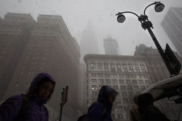 New York như “hành tinh khác” trong trận bão tuyết khiến nước Mỹ lạnh hơn sao Hỏa - Ảnh 6.