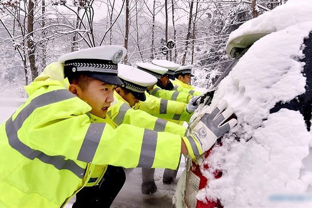 Ảnh: Trung Quốc chống chọi với tuyết lạnh rơi dày cản trở giao thông - Ảnh 6.