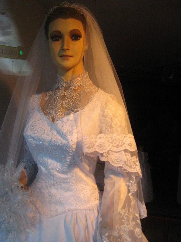 Bí ẩn chuyện cửa hàng váy cưới dùng xác ướp người chết làm ma-nơ-canh, hơn 80 năm rồi vẫn chưa có câu trả lời thuyết phục - Ảnh 6.
