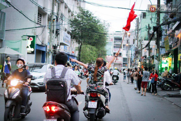 Một đêm “vui quên Tết” bởi U23 Việt Nam: Hôm nay ra đường, ai cũng dễ thương! - Ảnh 6.