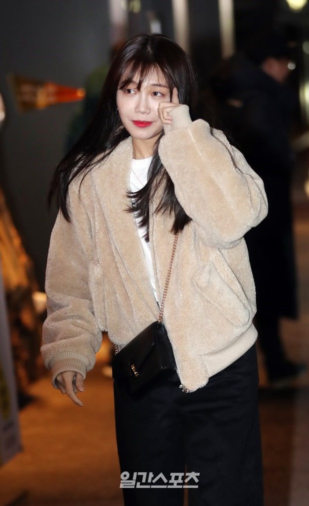 Mỹ nhân She was pretty đẹp bất chấp, Eunji (A Pink) bỗng lộ mặt trắng bệch bóng nhờn dọa fan tại tiệc mừng công - Ảnh 8.