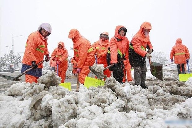 Ảnh: Trung Quốc chống chọi với tuyết lạnh rơi dày cản trở giao thông - Ảnh 10.