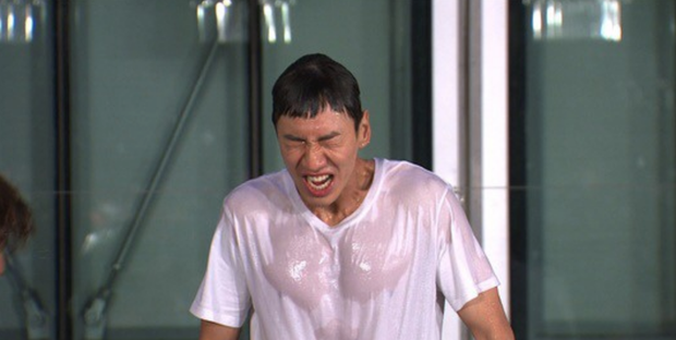 Hiếm lắm mới được chiêm ngưỡng Lee Kwang Soo vô tình lộ cơ bụng và ngực sexy như tượng tạc - Ảnh 2.