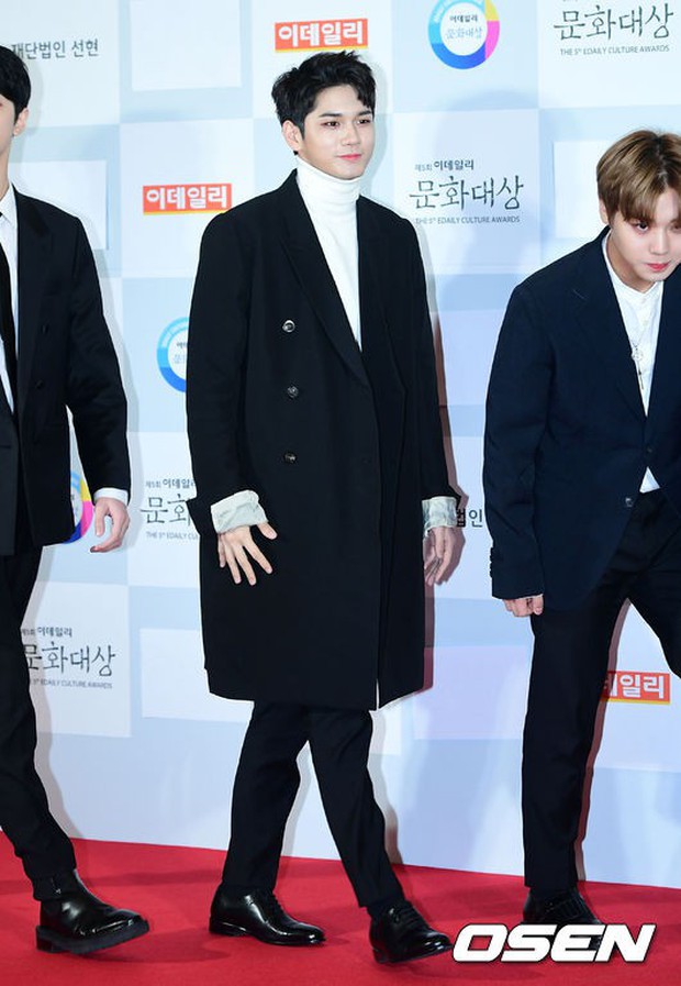 Minh Hằng tự tin diện áo dài, mỹ nhân U30 chiếm hết spotlight vì đẹp như nữ thần bên Wanna One trên thảm đỏ sự kiện tại Hàn - Ảnh 18.