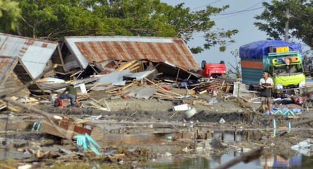 Indonesia: Lở đất chôn vùi 34 ngôi nhà, 8 người chết - Ảnh 1.