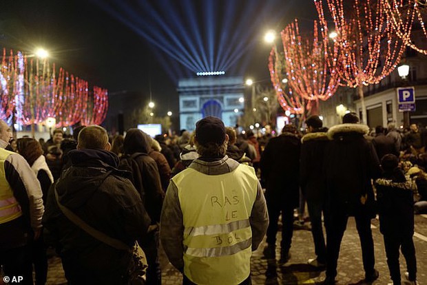 Paris trải qua đêm giao thừa thế nào trước đe dọa biểu tình quy mô lớn? - Ảnh 5.